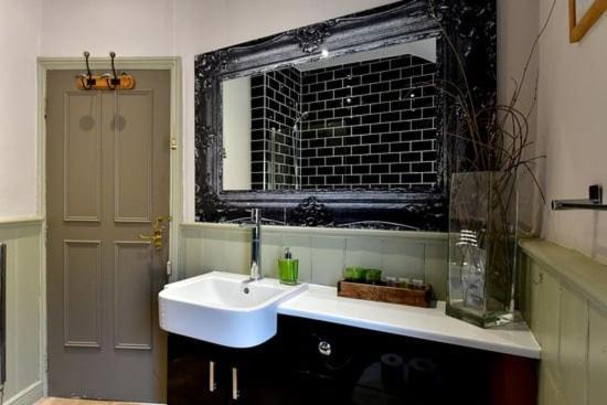 Quirky 4 Bedroom Apartment With Terrace Cardiff Exteriér fotografie