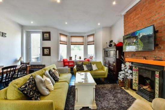 Quirky 4 Bedroom Apartment With Terrace Cardiff Exteriér fotografie